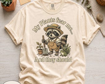 Camiseta Comfort Colors®, Camiseta de jardinería con mapache, Camiseta Cottagecore para matar plantas, Camiseta divertida con gráfico de mapache granjero, Regalo botánico de rana adorable