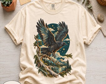 Camiseta Comfort Colors® Celestial Raven Bird, Camiseta com estampa vintage de estilo folk com estética sombria, camiseta etérea para amantes da vida selvagem nas montanhas à meia-noite