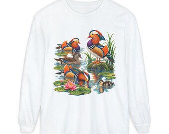 Camiseta de manga larga con estampado de patos mandarines y una colorida ilustración de aves acuáticas.