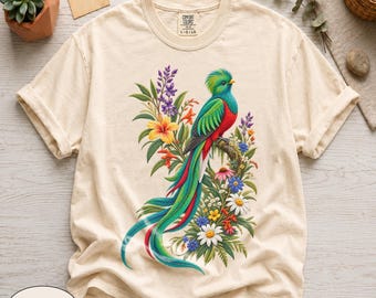 Camiseta Comfort Colors® con bordado de quetzal sintético, camiseta gráfica de arte popular de la selva tropical, ropa botánica de aves para amantes de la naturaleza, pájaro lindo
