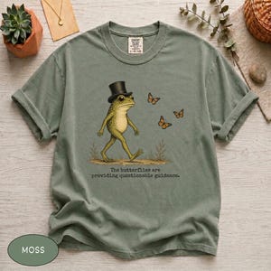 Comfort Colors®, T-shirt med tvivelaktig vägledningsgroda, rolig fjärilströja, vintage-tröja med stilig groda, kläder för cottagecore, mörk humor-t-shirt