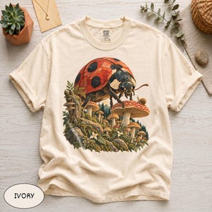 Comfort Colors® T-shirt med jättelik nyckelpiga och svamp, Cottagecore Nature Graphic T-shirt, Whimsical Forest Insect T-shirt, Oversized topp med skogsdjur