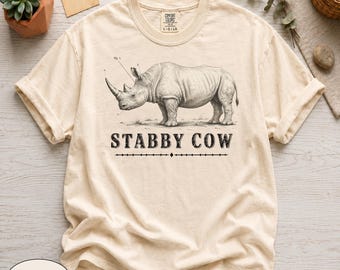 Camiseta Comfort Colors® com estampa divertida de rinoceronte, estampa de vaca esfaqueadora, presente fofo de rinoceronte, blusa sarcástica com estampa de animal, diagrama vintage de safári, blusa com arte retrô
