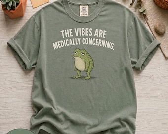 Camiseta Comfort Colors® "As vibrações são preocupantes do ponto de vista médico", camiseta engraçada com sapo, camiseta sarcástica com sapo, presente retrô com humor negro sobre saúde mental.
