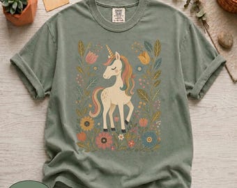 Camiseta Comfort Colors® Boho Unicornio, Camiseta de arte folclórico floral en tonos suaves, Gráfico botánico caprichoso, Conjunto estilo cottagecore retro, Regalo novedoso y delicado