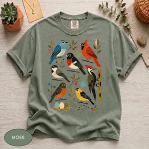 Comfort Colors® Retro Backyard Birds T-shirt met kardinaal, blauwborstje en roodborstje, cadeau voor vogelliefhebbers, T-shirt met natuurkunst uit het midden van de vorige eeuw.