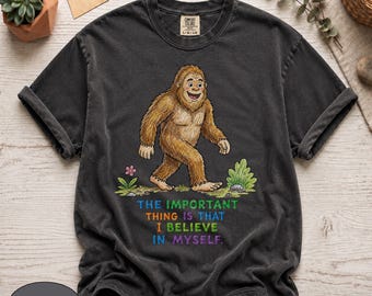 Comfort Colors 1717, Camiseta divertida de Bigfoot "Cree en mí mismo", Camiseta con estampado de Sasquatch, Ropa con diseño retro de crayones, Regalo original de críptido