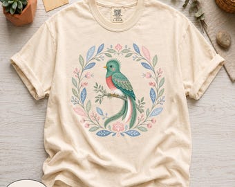 Koszulka Comfort Colors® Resplendent Quetzal, Koszulka z grafiką z tropikalnymi ptakami w stylu folk art, Top Cottagecore z botanicznym motywem ptaków, Prezent dla miłośnika egzotycznych kwezalów