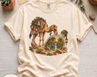 Camiseta Comfort Colors® Desert Oasis Camel, Camiseta com estampa Whimsical Nomadic Traveler, Camiseta Mystical Terrarium Bottle, Moda urbana Boho Wanderer