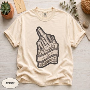 「Thoughts and Prayers」シャツ、Comfort Colors 1717、皮肉なシニカルTシャツ、ダークユーモアグラフィックTシャツ、エッジの効いたヴィンテージバナーアート、懐疑的なギフト