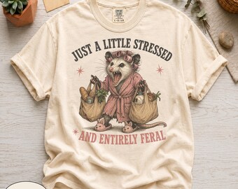 Chemise juste un peu stressée et totalement sauvage, t-shirt graphique drôle d'opossum, t-shirt rétro d'opossum du chaos, humour de chat poubelle, couleurs confort 1717
