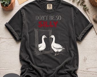 Camiseta Comfort Colors® Silly Goose Mirror, camiseta gráfica con humor negro sarcástico, ropa divertida y caótica con animales de granja para introvertidos.