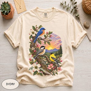 Comfort Colors® T-shirt med motivet Songbirds at Sunset, broderad t-shirt med vildfågelmotiv, Cottagecore Nature Apparel för fågelskådare, t-shirt med sångfågelälskare