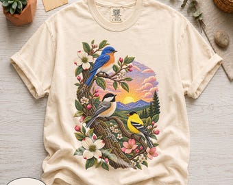 Camiseta Comfort Colors® Songbirds At Sunset, estilo bordado, com estampa de pássaros selvagens, perfeita para observadores de pássaros e amantes de aves canoras.
