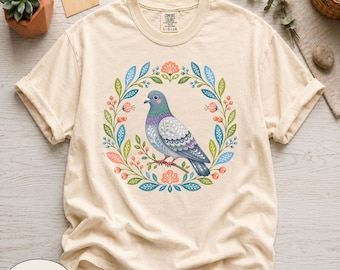 Koszulka Comfort Colors® Folk Art Pigeon, koszulka z grafiką Cottagecore Bird, prezent dla miłośnika skandynawskiej przyrody, odzież z botanicznym wieńcem, ładny top