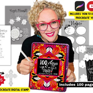 Op de afbeelding: Een vrouw houdt een tablet vast met een bloemenontwerp en de tekst "100 dagen gebed lofprijzing". Andere pagina's tonen gebedsopdrachten, Schriftplaatsen en een "Popcorn Prayer"-afbeelding. Inclusief een gratis Procreate digitale stempel.