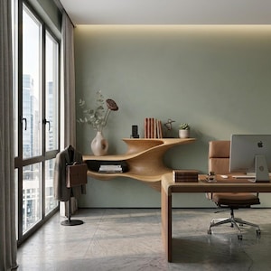 Könnte beinhalten: Ein Heimbüro mit einem wandmontierten Regal aus hellem Holz in organischer, fließender Form. Der Raum umfasst einen Bürostuhl aus braunem Leder, einen Schreibtisch mit Computermonitor, einen Kleiderständer mit Jacke und Aktentasche sowie eine Vase.