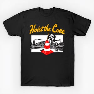 Puede incluir: Camiseta negra con un gr&aacute;fico que presenta un cono de tr&aacute;fico rojo y blanco, una bandera pirata y un paisaje urbano. El texto "Hoist the Cone" est&aacute; en escritura amarilla encima del gr&aacute;fico.