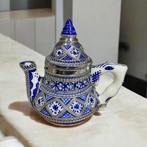 Teiera in ceramica marocchina fatta a mano proveniente da Fez – Ceramica blu e bianca – Design berbero – Manico in metallo argentato – Servizio da tè artigianale