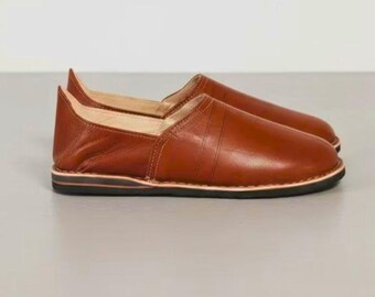 Ręcznie robione skórzane kapcie marokańskie – mokasyny rzemieślnicze dla kobiet i mężczyzn