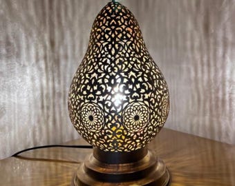Marockansk bordslampa, handgjord mässingslampa, bohemisk sänglampa, perforerad metalllykta, marockansk heminredning, stämningsfull nattdukslampa