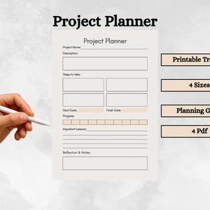 Può includere: Un modello di pianificatore di progetto beige con sezioni per nome del progetto, descrizione, passaggi, date, tracker dei progressi, lezioni e note. Le caselle di testo a destra mostrano Printable Tracker, 4 Sizes, Planning Goals e 4 Pdf.