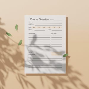 Könnte beinhalten: Ein weißes Kursübersichtsblatt mit dem Titel "Course Overview" in schwarzem Text. Das Blatt hat Abschnitte für Kursdetails, Aufgaben und Noten. Der Hintergrund ist hellbraun mit Schatten und grünen Blättern.