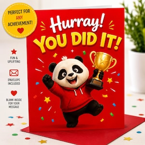 Może przedstawiać: Czerwona kartka okolicznościowa z rysunkową pandą w czerwonej bluzie z kapturem, trzymającą złote trofeum. Napis Hurray! YOU DID IT! wykonano białymi i żółtymi literami. Tło ozdobiono kolorowym konfetti oraz kształtami gwiazdek.