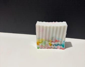 Jabón en barra con forma de pastel de fresa con confeti