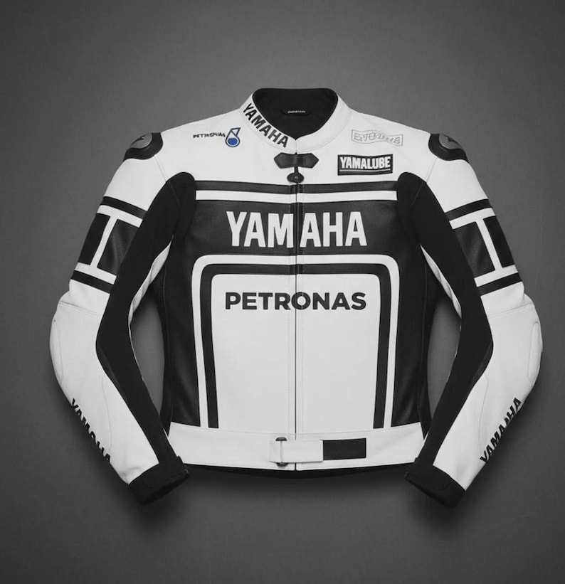 Puede incluir: Una chaqueta de moto en blanco y negro con el logotipo de Yamaha en el pecho y las mangas, y la marca Petronas en la parte delantera. La chaqueta incluye un cuello mao, cierre de cremallera frontal y una correa de ajuste en la cintura.