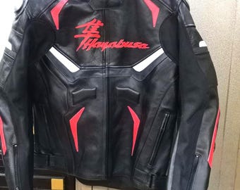 スズキ ハヤブサ用レザーバイカージャケット（プロテクター付き） - カスタムブラック＆レッド モーターサイクルレーシングギア - プロライダー用プロテクターレザージャケット