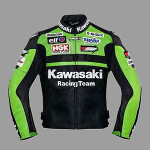 Könnte beinhalten: Schwarze und grüne Kawasaki Racing Team Motorradjacke. Die Jacke hat mehrere Sponsorenlogos, darunter Bridgestone, Elf, NGK Spark Plugs und G-Shock. Die Jacke hat ein Mesh-Design an den Ärmeln und grüne Akzente.