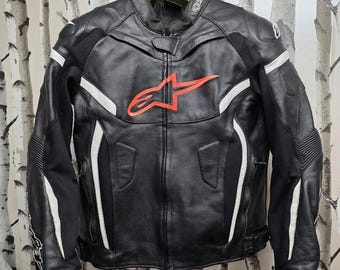 アルパインスターズ レザーモーターサイクルジャケット ブラック ホワイト レッド | アーマードスポーツバイクレーシングギア | メンズバイカーライディングジャケット