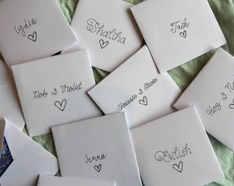 Sobres personalizados hechos a mano para invitaciones de boda, cumpleaños y ocasiones especiales.