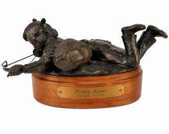 Escultura "Mighty Hunter" de Nelson Tsoie, figura de arquero en tono bronce, arte del suroeste.