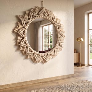 Peut inclure: Miroir rond avec un cadre en macramé en forme de soleil. Le miroir présente une palette de couleurs naturelles, avec une surface réfléchissante circulaire. Les détails en macramé créent une esthétique texturée et bohème.