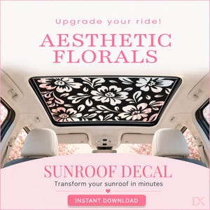 Peut inclure: Décalcomanie de toit ouvrant à motifs floraux esthétiques, avec un fond noir et un motif floral blanc. L'image montre l'autocollant installé dans une voiture. Le texte sur l'image indique "Upgrade your ride!" et "Sunroof decal".