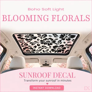 Può includere: Decalcomania per tetto apribile per auto con motivo floreale nero su sfondo bianco. Il testo rosa recita "BLOOMING FLORALS" e "SUNROOF DECAL". La decalcomania è progettata per trasformare il tetto apribile di un'auto.