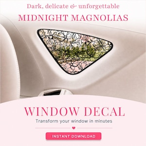 Peut inclure: Un autocollant de fenêtre de voiture avec un motif floral. L'autocollant présente un contour noir de fleurs de magnolia avec des accents verts et roses. Le texte "MIDNIGHT MAGNOLIAS" et "WINDOW DECAL" est également visible.