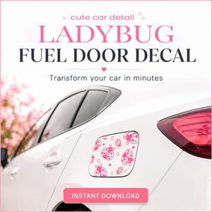 Peut inclure: Une voiture blanche avec un autocollant de porte de carburant coccinelle rose. L'autocollant présente un motif de coccinelles roses et de points. Le texte sur l'image indique "LADYBUG FUEL DOOR DECAL" et "Transformez votre voiture en quelques minutes."
