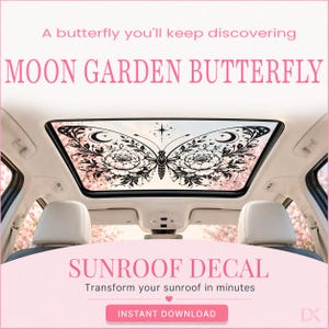Peut inclure: Un autocollant papillon noir et blanc appliqué sur un toit ouvrant de voiture. Le motif présente des fleurs, des croissants de lune et une étoile centrale. Le texte indique : A butterfly you'll keep discovering, MOON GARDEN BUTTERFLY, SUNROOF DECAL, Transform your sunroof in minutes, INSTANT DOWNLOAD.