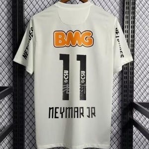Peut inclure: Maillot blanc à manches courtes avec lettrage noir et accents orange. Le maillot porte le numéro 11, le nom "NEYMAR JR" et le logo "BMG". Les manches portent les mots "NET" et "CSU".