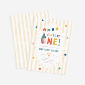 K&ouml;nnte beinhalten: Eine Geburtstagseinladung mit gelb-wei&szlig; gestreiftem Hintergrund. Die Einladung enth&auml;lt den Text "FUN TO BE ONE!" und "LIAM'S FIRST BIRTHDAY". Sie enth&auml;lt ein Foto eines Babys mit Partyhut und farbigen Sternen.