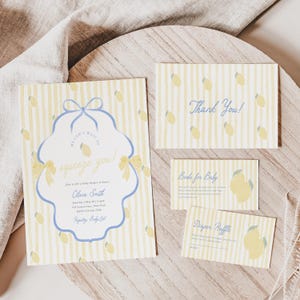 Puede incluir: Un juego de invitaciones para baby shower con temática de limón. La invitación presenta rayas amarillas y blancas, un diseño de lazo azul y amarillo y el texto "We can't wait to squeeze you!". Incluye tarjetas de agradecimiento, libros para bebés y rifa de pañales.