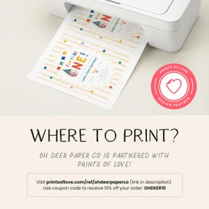 K&ouml;nnte beinhalten: Ein Drucker druckt eine Geburtstagseinladung. Die Einladung zeigt ein Babyfoto, den Text "FUN TO BE ONE!" und "LIAM'S FIRST BIRTHDAY". Das Design umfasst bunte Sterne und Banner. Das Prints of Love-Logo ist sichtbar.