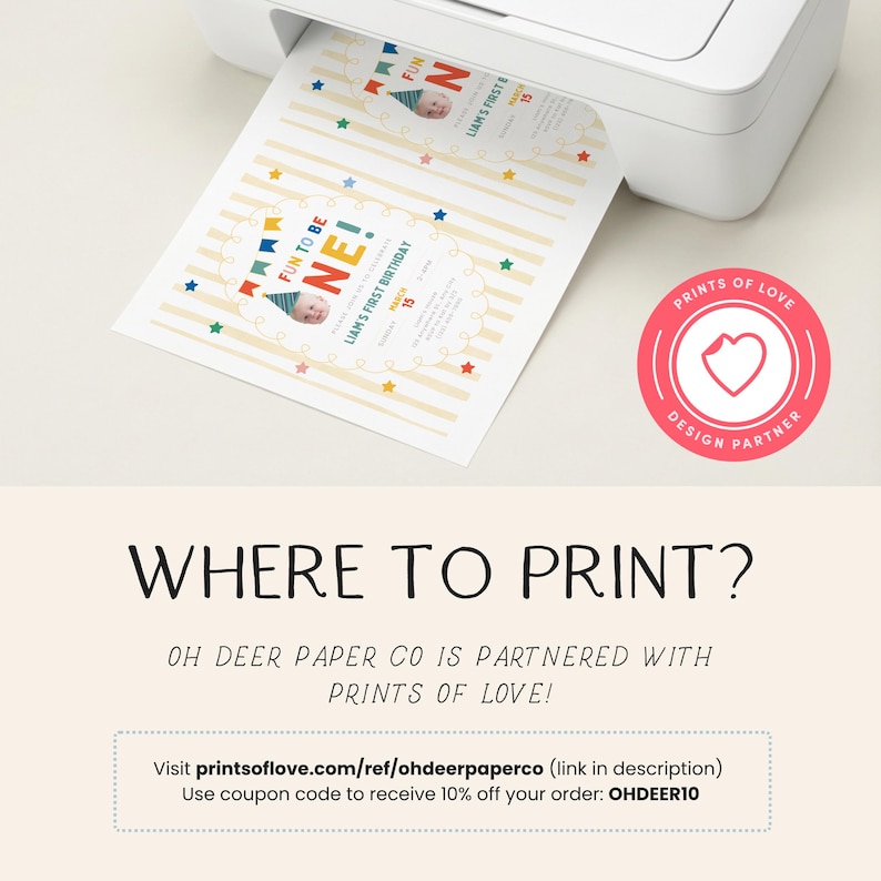 K&ouml;nnte beinhalten: Ein Drucker druckt eine Geburtstagseinladung. Die Einladung zeigt ein Babyfoto, den Text "FUN TO BE ONE!" und "LIAM'S FIRST BIRTHDAY". Das Design umfasst bunte Sterne und Banner. Das Prints of Love-Logo ist sichtbar.