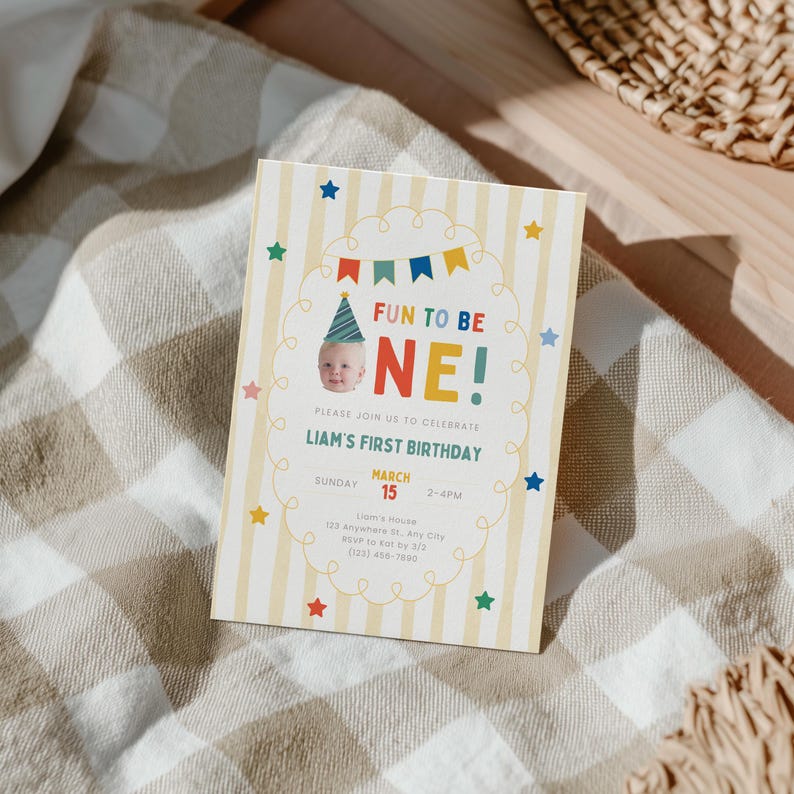 K&ouml;nnte beinhalten: Eine rechteckige Einladungskarte mit gelb-wei&szlig; gestreiftem Hintergrund. Die Karte zeigt den Text "FUN TO BE ONE!" mit einem Foto eines Babys mit Partyhut. Die Einladung ist f&uuml;r Liams ersten Geburtstag, 15. M&auml;rz.