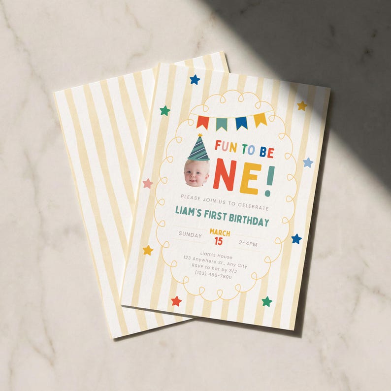 K&ouml;nnte beinhalten: Zwei Einladungen f&uuml;r Liams ersten Geburtstag. Die Einladungen haben einen gelb-wei&szlig; gestreiften Hintergrund. Die vordere Einladung tr&auml;gt den Text "FUN TO BE ONE!" mit einem Foto eines Babys. Die Einladung enth&auml;lt auch Datum, Uhrzeit und Ort.