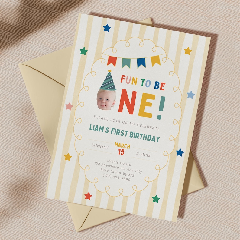 K&ouml;nnte beinhalten: Eine Einladung zum ersten Geburtstag mit hellgelbem Hintergrund und vertikalen Streifen. Die Einladung enth&auml;lt den Text "FUN TO BE ONE!" mit einem Foto eines Babys mit Partyhut. Die Einladung enth&auml;lt auch Datum, Uhrzeit und Ort.