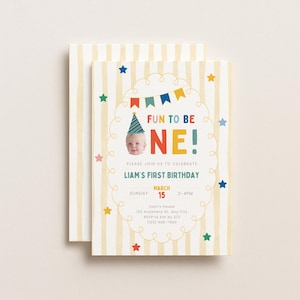 K&ouml;nnte beinhalten: Eine doppelseitige Geburtstagseinladung mit gestreiftem Hintergrund. Die Vorderseite zeigt den Text "FUN TO BE ONE!" mit einem Foto eines Babys mit Partyhut. Zus&auml;tzlicher Text enth&auml;lt Datum, Uhrzeit und Ort der Party.